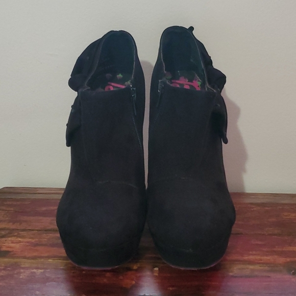 Betsey J heels - Picture 3 of 13